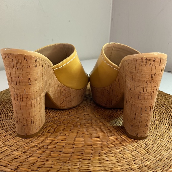 Tahari Miami Beige Yellow Patent Leather Cork 8.5 M Slip On Mules Platform - Picture 7 of 11
